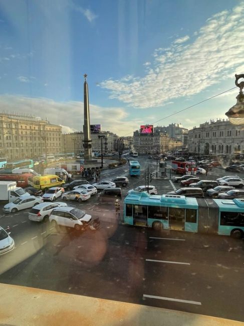 На площади Восстания в аварию попали сразу два автобуса и три легковушки. 
Предварительно, водитель..