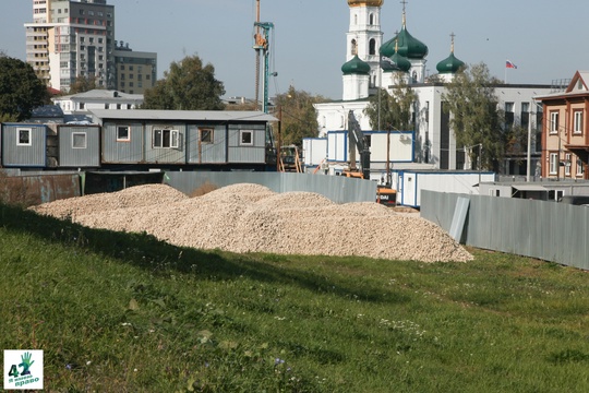 🏗🌳🚜 
Что происходит в Почаинском овраге? 
Техника все глубже вгрызается в склон. По левой бровке растет..