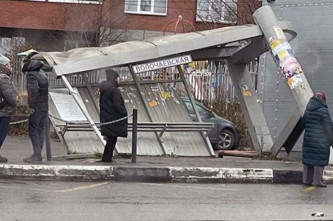 Остановка Волочаевская рухнула  Жители считают, что она была установлена некачественно. Некоторые..