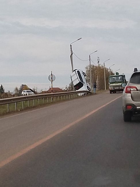 🗣Странная авария рядом с деревней..