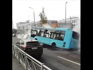 В Петербурге провалился под землю лазурный автобус  Очередной прорыв произошёл сегодня утром на..