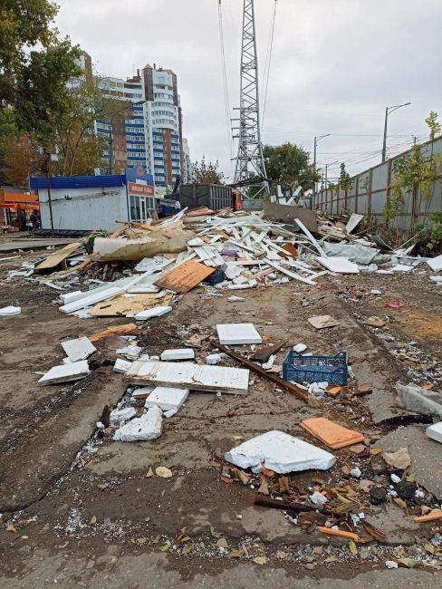 Снесли старый рынок вдоль Московского шоссе и Ново-Вокзальной. 
Обновлять рынок в этом месте начали еще..