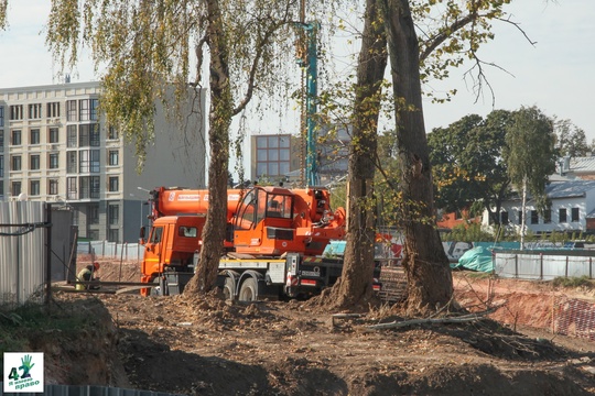 🏗🌳🚜 
Что происходит в Почаинском овраге? 
Техника все глубже вгрызается в склон. По левой бровке растет..