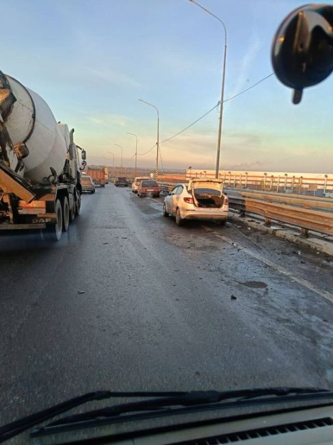 Из-за выпавшего накануне дождя и ночных заморозков на дорогах Москвы образовался "черный..