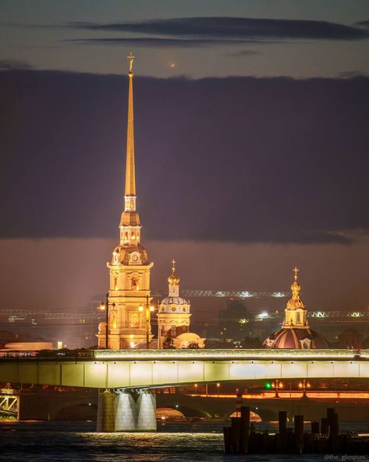 Прошлой ночью над Петербургом заметили комету  Фотограф успел «поймать» небесный объект над шпилем..