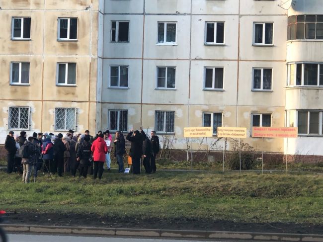 Жители улицы Выборная на митинге потребовали строительство школ в Новосибирске  Они собрались 26 октября...