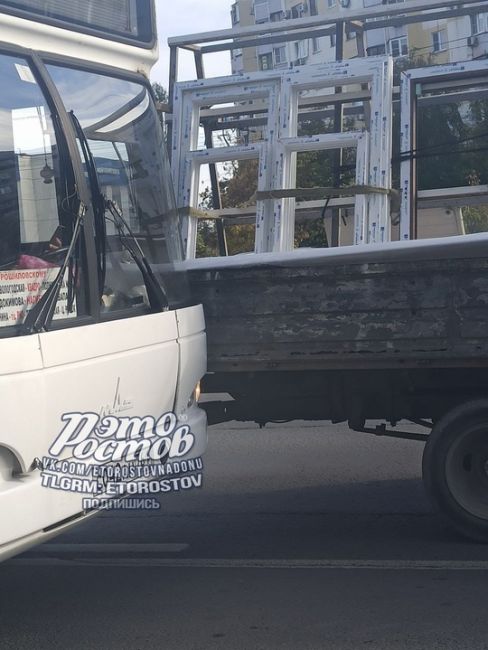 🚍 «Газель подрезала 83 автобус возле ТЦ Парк. Они столкнулись. И так транспорт забитый, еще и в ДТП попадает!»,..