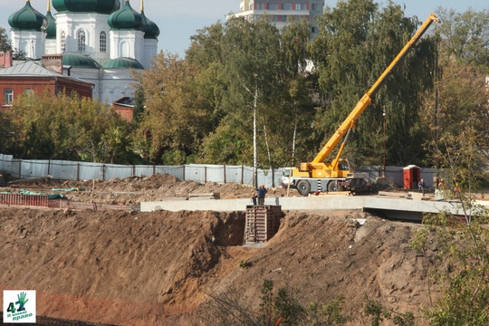 🏗🌳🚜 
Что происходит в Почаинском овраге? 
Техника все глубже вгрызается в склон. По левой бровке растет..