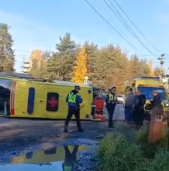 Во Всеволжске перевернулась машина реанимации  На перекрёстке Колтушского и Южного шоссе перевернулась..