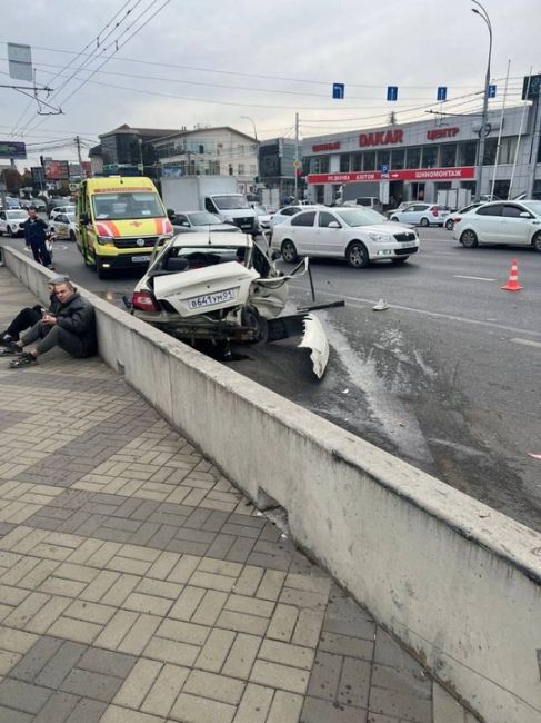 Момент аварии с тремя погибшими на первом Северном мосту.  Легковушка резко вылетела на встречку и..