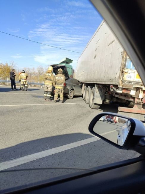 В Новокуйбышевске легковушка залетела под фуру  Авария произошла сегодня на выезде из Новокуйбышевска, на..