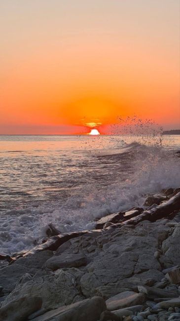 Шикарный закат сегодня! 🌅🌊  фото подписчика..