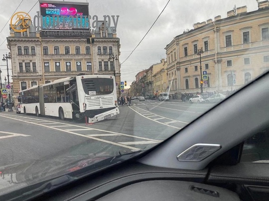 На площади Восстания столкнулись лазурный и белый автобусы. Пострадали 10 человек  Двое детей в состоянии..