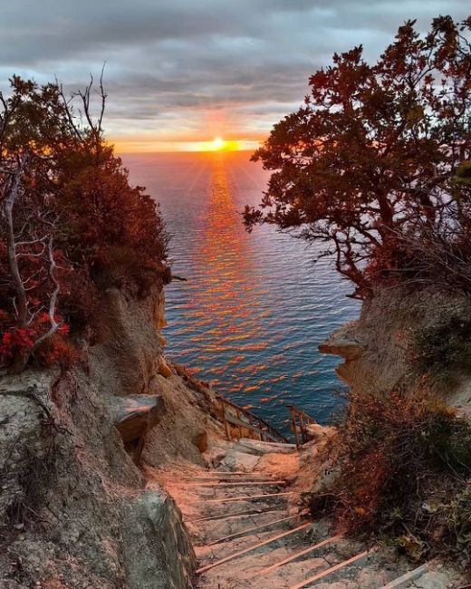 Осенние закаты особенно прекрасны 🌅 Сегодняшний зажег весь горизонт🔥  Фото..