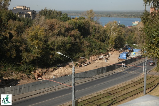 🏗🌳🚜 
Что происходит в Почаинском овраге? 
Техника все глубже вгрызается в склон. По левой бровке растет..