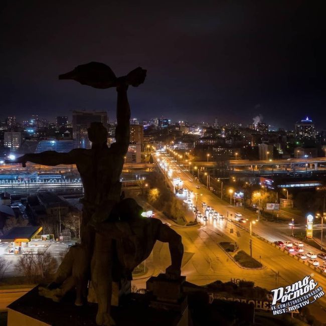 📍Топ 5 мест в Ростове, где открывается панорамный вид на город 
1) Колесо обозрения "Одно небо" в парке..