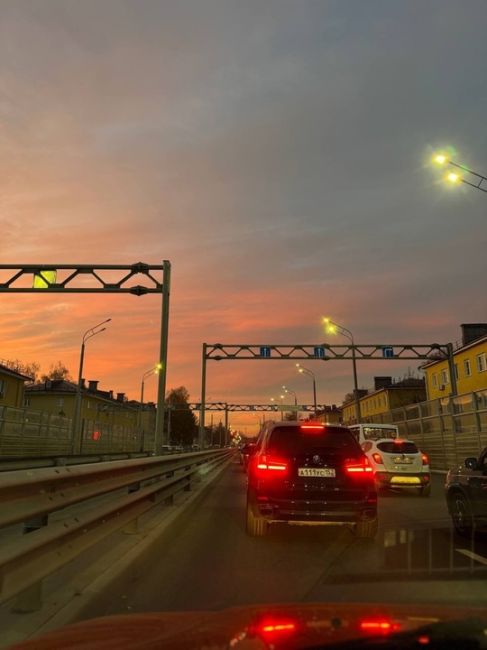 💙 Нижний под розово-оранжевым фильтром  Ждем в комментариях ваши шедеврофото сегодняшнего..