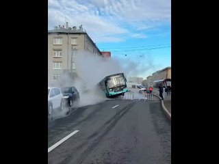 В Петербурге провалился под землю лазурный автобус  Очередной прорыв произошёл сегодня утром на..