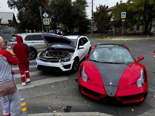 ДТП участием дорогого Ferrari 458 Italia произошло на пересечении Головатого и Базовской.  "Водитель Феррари не..