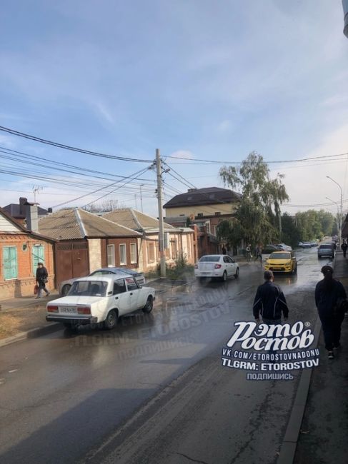 🚰 Только вчера включили отопление на улице Воровского, сегодня уже долбанули трубы. В итоге жители снова..