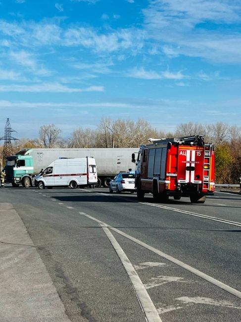 В Новокуйбышевске легковушка залетела под фуру  Авария произошла сегодня на выезде из Новокуйбышевска, на..