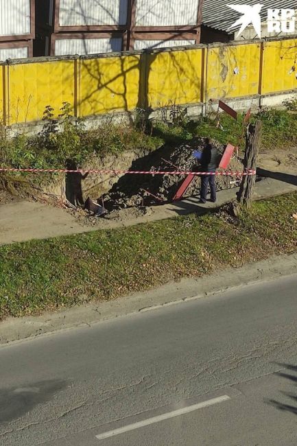 В Новосибирске огородили яму, в которую упал мужчина и погиб  Трагедия произошла ночью 2 октября на улице..