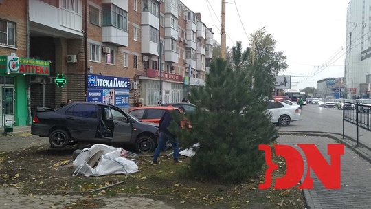 🚘 Легковушка вылетела на тротуар и протаранила стенд и припаркованные авто напротив ТЦ..