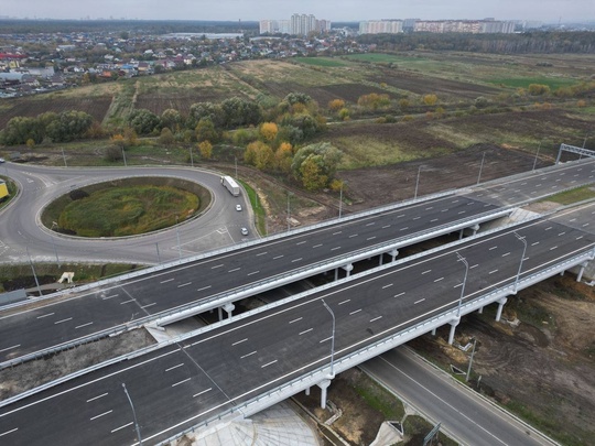 В Люберцах сегодня открыли 11-километровый участок на трассе М-5 «Урал».  Там построили 8 полос движения и 8..