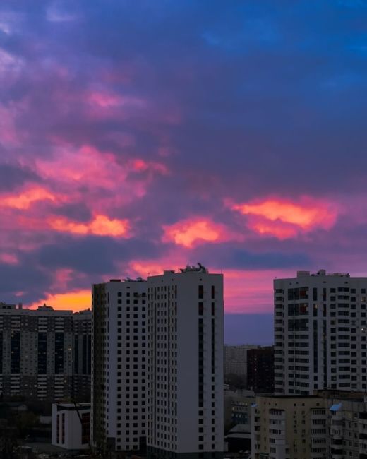 На город спускается..