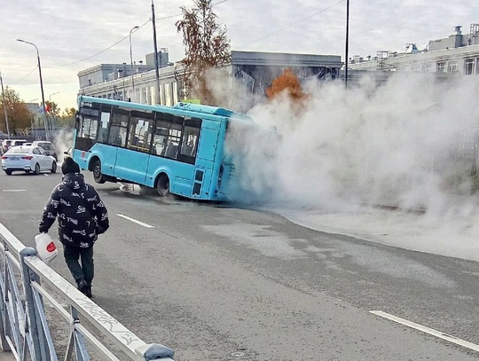 На Кронштадтской улице в Автово провалился..