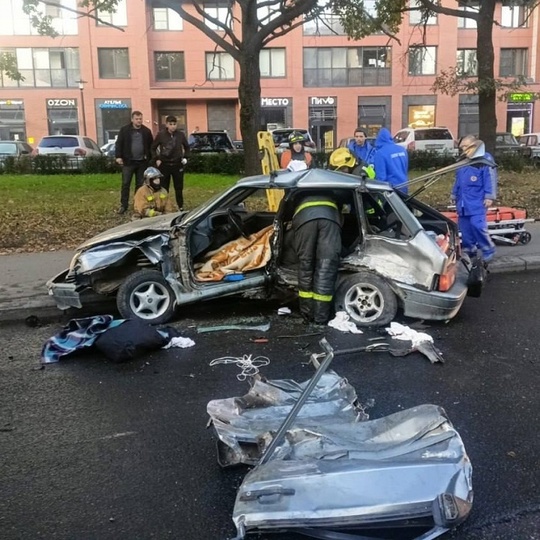 В Невском районе произошло ДТП — среди пострадавших школьник 
Авария случилась во вторник утром возле дома..