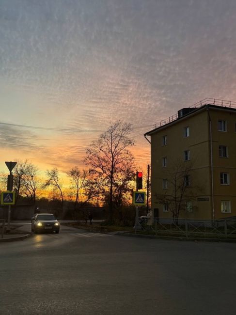 💙 Нижний под розово-оранжевым фильтром  Ждем в комментариях ваши шедеврофото сегодняшнего..