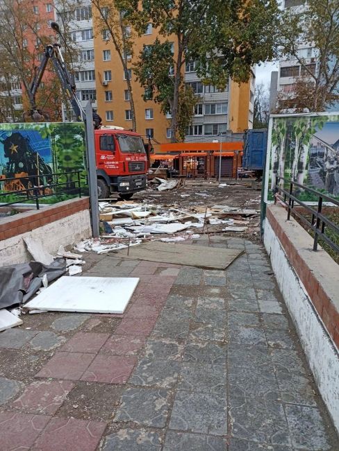 Снесли старый рынок вдоль Московского шоссе и Ново-Вокзальной. 
Обновлять рынок в этом месте начали еще..