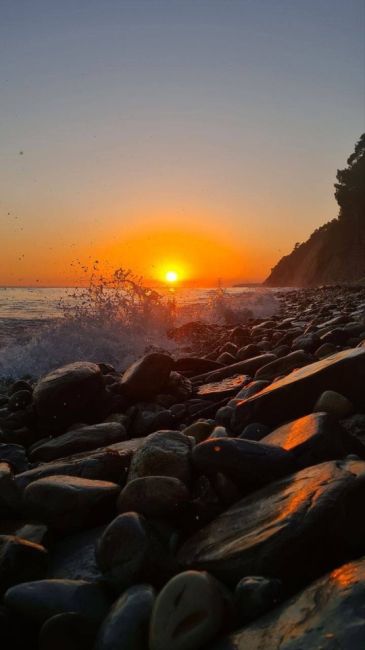 Шикарный закат сегодня! 🌅🌊  фото подписчика..