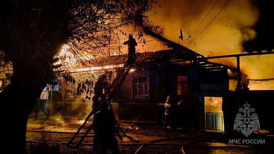 🗣️ В Семенове на ул. Демократическая горел жилой дом на 2-х хозяев. Возгорание ликвидировано на площади 176..