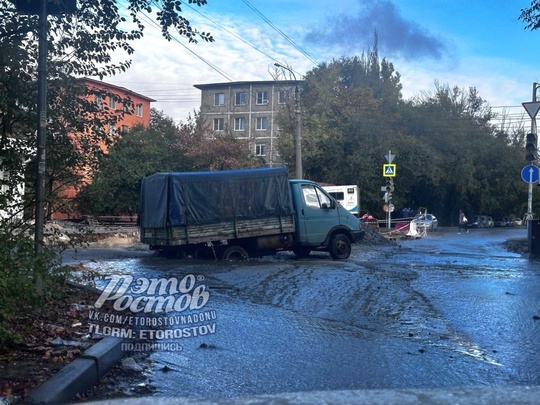 🕳Газель провалилась в яму с канализацией на 2-Краснодарской. Вода здесь течёт уже 2..