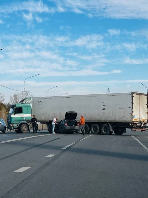 В Новокуйбышевске легковушка залетела под фуру  Авария произошла сегодня на выезде из Новокуйбышевска, на..