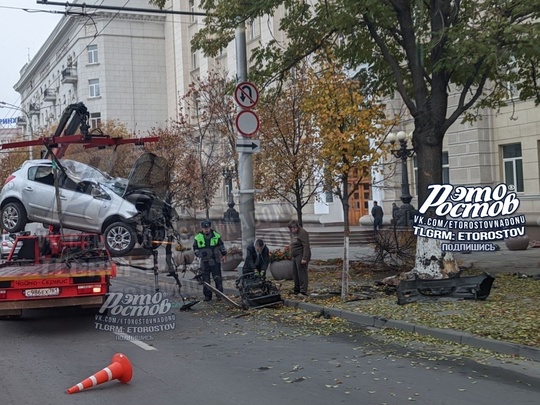 ⚠️ Легковушка перевернулась и влетела в дерево напротив правительства Ростовской области..