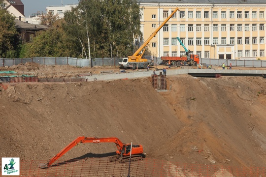 🏗🌳🚜 
Что происходит в Почаинском овраге? 
Техника все глубже вгрызается в склон. По левой бровке растет..