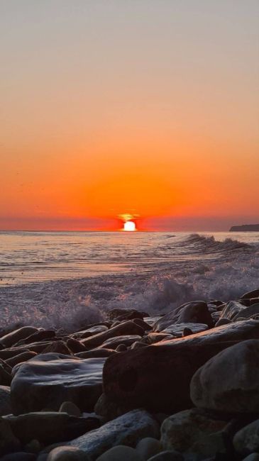 Шикарный закат сегодня! 🌅🌊  фото подписчика..