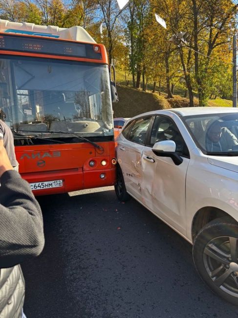 🗣Автобус столкнулся с легковым автомобилем на Зеленском..