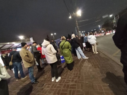 🗣Утренняя остановка на Автозаводе. Людей — толпа, автобусов мало. Пассажиры говорят, что ждать приходится..