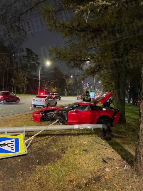 😭Редкий красный Chevrolet Corvette разбился об столб на углу Манчестерской улицы и проспекта Тореза  У спорткара..