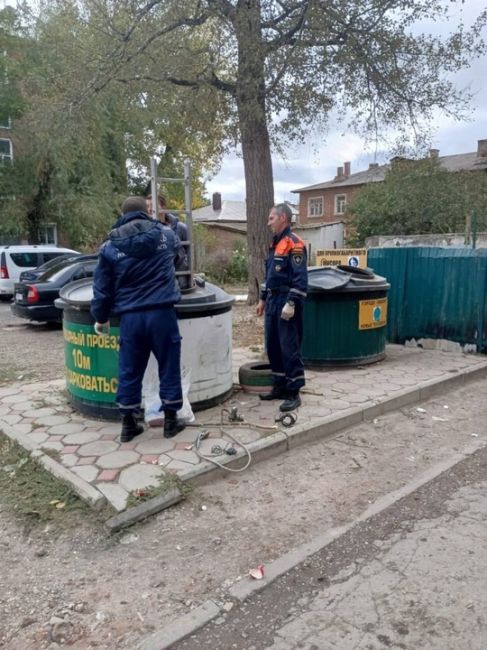 В Ростовской области спасатели помогли женщине выбраться из мусорного контейнера.  В Сальске на улице..