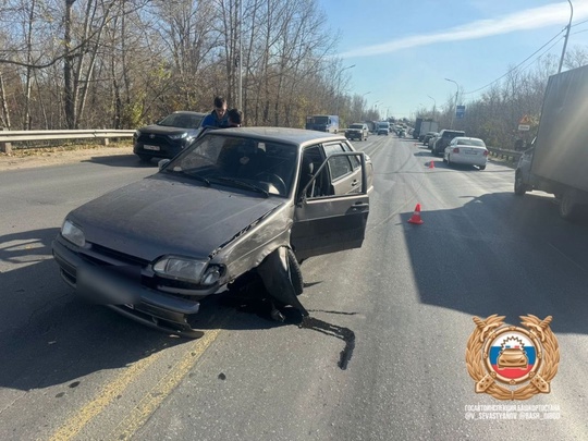 В Уфе в массовом ДТП скончались супруги  Сегодня в полдень на ул.Перспективной столкнулись ВАЗ-2115, "Рено..