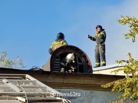 На Безымянке горит здание бывшего кинотеатра «Юность». Пожарные на..