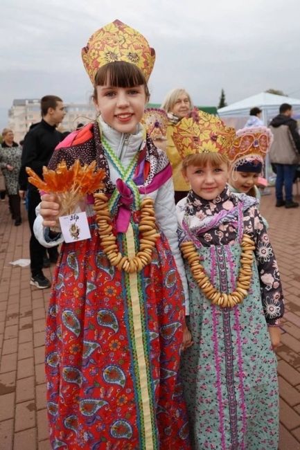 🗣️ Смотрите, как ярко и красочно на Бору проходит Сергиевская ярмарка.  Фермеры привозят мвои товары, а..