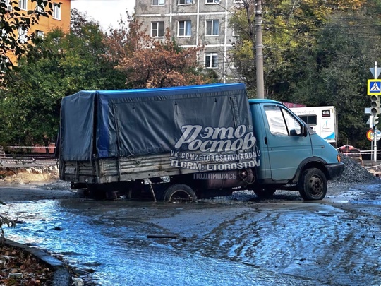 🕳Газель провалилась в яму с канализацией на 2-Краснодарской. Вода здесь течёт уже 2..