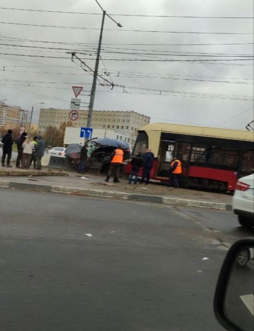 🗣Жесткая авария на площади Комсомольской — автомобиль всмятку. 
Движение трамваев приостановлено...