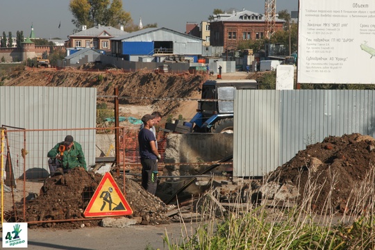 🏗🌳🚜 
Что происходит в Почаинском овраге? 
Техника все глубже вгрызается в склон. По левой бровке растет..